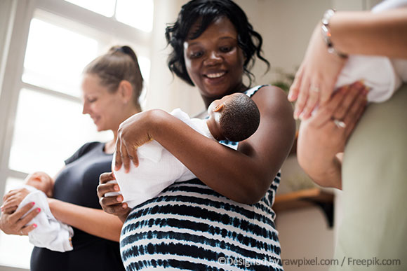 Schwangere Mütter beim Säuglingspflegekurs
